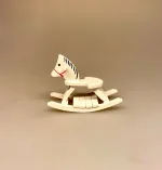 Miniature Gyngehest, gynggang, ride ride ranke, børneværelse, børn, legetøj, dukkehus, dukkehusting, dukkehustilbehør, dukkebørn, miniaturer, 1:12, symbolsk, gave, mini, sjov, barnedåb, dåbsgave, småbørn,nisser, nissebørn, nisselegetøj, julemandens, værksted, julekalender, nissedør, hygge, julesjov, legetøjsbutik, biti, ribe