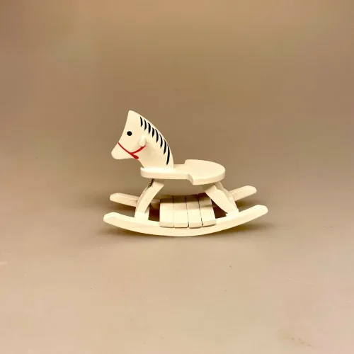 Miniature Gyngehest, gynggang, ride ride ranke, børneværelse, børn, legetøj, dukkehus, dukkehusting, dukkehustilbehør, dukkebørn, miniaturer, 1:12, symbolsk, gave, mini, sjov, barnedåb, dåbsgave, småbørn,nisser, nissebørn, nisselegetøj, julemandens, værksted, julekalender, nissedør, hygge, julesjov, legetøjsbutik, biti, ribe