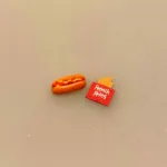 Miniature Hot Dog og Pommes Fritter, fast food, oldschool, dansk, pølse, pølsevogn, grillbar, hotter, hotdog, ristet, pommes frites, pommesfritter, friture, dukkehus, dukkehusmad, mad, minimad, miniature, sangskjuler, 1:12, symbolsk, gave, gavekort, konfirmation, sjov, biti, ribe