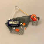 Miniature Hummer, skaldyr, fisk, fiskestang, fisketur, krabbe, krebs, lystfisker, fiskeri, symbolsk, gave, gaveide, gavekort, fisketegn, fange fisk, miniaturer, små, sjovt, 1:12, dukkehus, strand, strandtema,