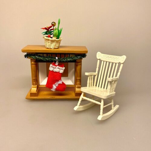 Miniature kamin i lyst træ med gitter, Miniature brænde på stativ, Miniature Juledekoration i Kurv, julestjerne, juledekoration, mini, lillebitte, 1:12, sammenplantning, jul, i, dukkehuset, nissebo, nissedør, ting til, dukkehus, nisser, dukkehustilbehør, dukkehusting, sættekasse, sætterkasse, symbolsk, gave, birgitte frigast, julepynt, biti, ribe