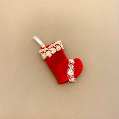 Miniature Julesok Rød med Blonde, julestrømpe, julesok, juleting, miniaturer, små, 1:12, nissebo, nisserne, nisser, jul, i, dukkehuset, dukkehus, tilbehør, ting, nisselandskab, kamin, biti, ribe