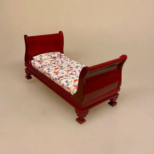 Miniature Karlekammer Seng Mahogni, seng, enkeltseng, karlekammer, karlekammerseng, pigekammer, gammeldags, træ, dukkeseng, dukkehusseng, dukkehus, nisser, nissebo, nissehus, jul i, dukkehusmøbler, tilbehør, ting, til, miniature, 1:12, birgitte frigast,