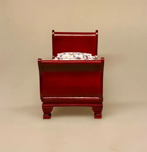 Miniature Karlekammer Seng Mahogni, seng, enkeltseng, karlekammer, karlekammerseng, pigekammer, gammeldags, træ, dukkeseng, dukkehusseng, dukkehus, nisser, nissebo, nissehus, jul i, dukkehusmøbler, tilbehør, ting, til, miniature, 1:12, birgitte frigast,