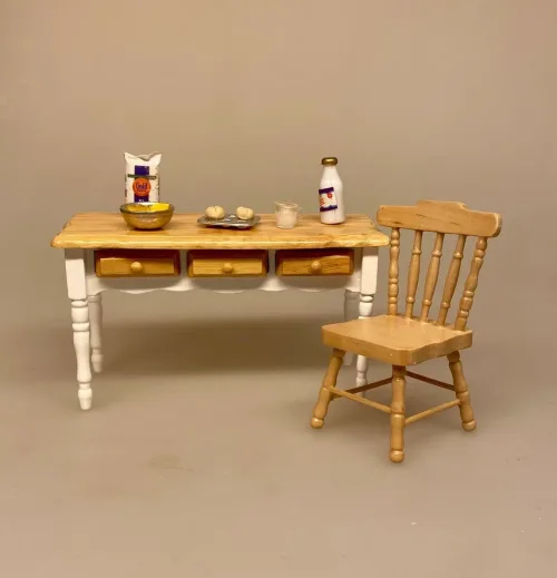 Miniature Køkkenbord - Hvid Natur, køkken, bord, skuffer, bagebord, bagning, køkkenmøbler, dukkehus, ting til, tilbehør, dukkehusmøbler, dukkemøbler, miniaturer, miniature, 1:12, nisser, nissebo, nissehus, nissedør, jul, julekalender, symbolsk, gave, bagedyst, biti, ribe