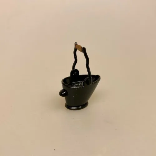 Miniature Kulspand Sort, kul, koks, fyring, koksspand, brændsel, miniature, lille, mini, brændeovn, komfur, fyring, kold tid, sjov, sangskjuler, symbolsk, gave, varme, dukkehus, nisser, nissedør, nissebo, nissehus, ting til, 1:12, mini, tilbehør, biti, ribe, nissedør