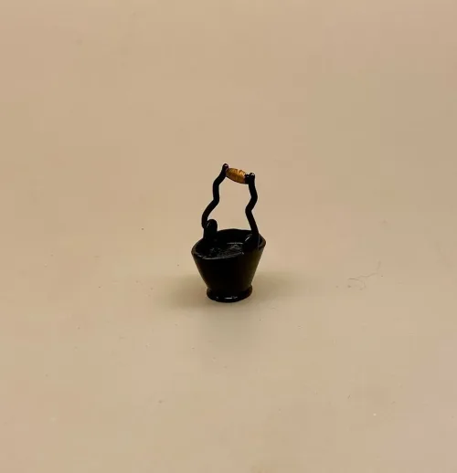 Miniature Kulspand Sort, kul, koks, fyring, koksspand, brændsel, miniature, lille, mini, brændeovn, komfur, fyring, kold tid, sjov, sangskjuler, symbolsk, gave, varme, dukkehus, nisser, nissedør, nissebo, nissehus, ting til, 1:12, mini, tilbehør, biti, ribe, nissedør