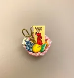 Miniature Kurv med Sytøj, sykurv, syæske, håndarbejde, krea, håndgerning, syning, syerske, DIY, syerske, skrædder, 1:12, ting til, nisser, dukkehus, tilbehør, nissedør, nissehus, dukkehus, dukkehustilbehør, sangskjuler, symbolslk, gave, biti, ribe