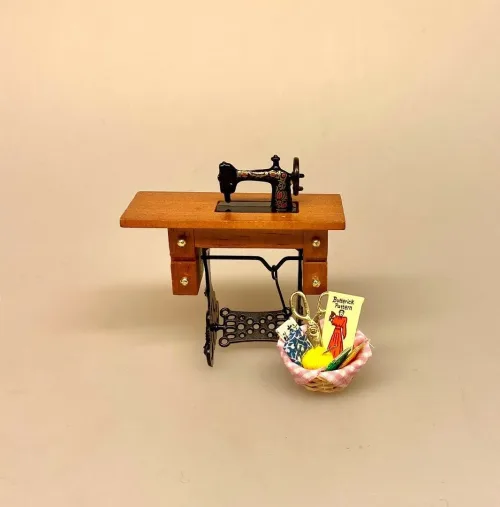 Miniature Kurv med Sytøj, sykurv, syæske, håndarbejde, krea, håndgerning, syning, syerske, DIY, syerske, skrædder, 1:12, ting til, nisser, dukkehus, tilbehør, nissedør, nissehus, dukkehus, dukkehustilbehør, sangskjuler, symbolslk, gave, biti, ribe