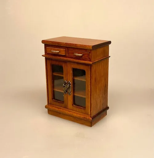 Miniature Lavt Skab med Glaslåger - Nød, valnød, brunt, kommode, skænk, møbel, møbler, til, ting, tilbehør, dukkehuset, dukkehus, dukkehusmøbler, 1:12, miniature, nisser, nissedør, nissebo, nissehus, nissetilbehør, nissemøbler, flot, kvalitet,