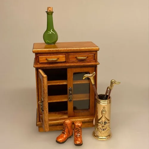 Miniature Lavt Skab med Glaslåger - Nød, valnød, brunt, kommode, skænk, møbel, møbler, til, ting, tilbehør, dukkehuset, dukkehus, dukkehusmøbler, 1:12, miniature, nisser, nissedør, nissebo, nissehus, nissetilbehør, nissemøbler, flot, kvalitet,
