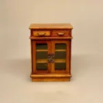 Miniature Lavt Skab med Glaslåger - Nød, valnød, brunt, kommode, skænk, møbel, møbler, til, ting, tilbehør, dukkehuset, dukkehus, dukkehusmøbler, 1:12, miniature, nisser, nissedør, nissebo, nissehus, nissetilbehør, nissemøbler, flot, kvalitet,