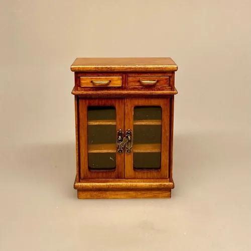 Miniature Lavt Skab med Glaslåger - Nød, valnød, brunt, kommode, skænk, møbel, møbler, til, ting, tilbehør, dukkehuset, dukkehus, dukkehusmøbler, 1:12, miniature, nisser, nissedør, nissebo, nissehus, nissetilbehør, nissemøbler, flot, kvalitet,