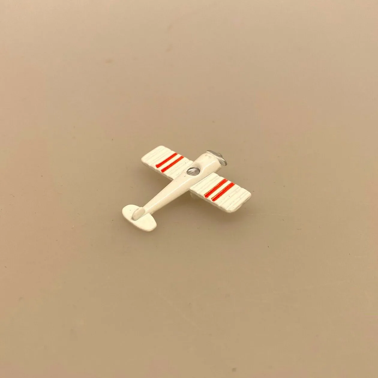 Miniature Legetøjs Flyver Miniature Legetøjs Flyver, flyver, flyvemaskine, legetøj, legetøjsflyver, 1:12, mini, miniaturer, dukkehusting, dukkehustilbehør, ting til, dukkehus, nisser, børneværelset, dukkebørn, nissehus, julemandens værksted, dukkelegetøj, sættekasse, sangskjuler, pædagog, dagplejer, symbolsk, gave, gaveide, nyuddannet, biti, ribe