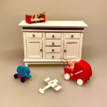Miniature Legetøjs Flyver, flyver, flyvemaskine, legetøj, legetøjsflyver, 1:12, mini, miniaturer, dukkehusting, dukkehustilbehør, ting til, dukkehus, nisser, børneværelset, dukkebørn, nissehus, julemandens værksted, dukkelegetøj, sættekasse, sangskjuler, pædagog, dagplejer, symbolsk, gave, gaveide, nyuddannet, biti, ribe