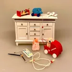 Miniature Legetøjs Flyver, flyver, flyvemaskine, legetøj, legetøjsflyver, 1:12, mini, miniaturer, dukkehusting, dukkehustilbehør, ting til, dukkehus, nisser, børneværelset, dukkebørn, nissehus, julemandens værksted, dukkelegetøj, sættekasse, sangskjuler, pædagog, dagplejer, symbolsk, gave, gaveide, nyuddannet, biti, ribe, vuggestue, børnehave, dagpleje, pædagog