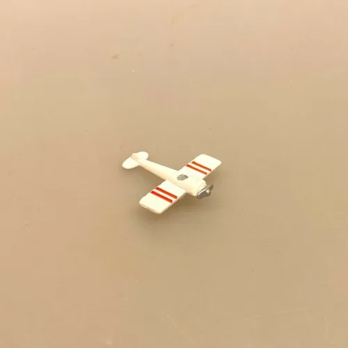 Miniature Legetøjs Flyver, flyver, flyvemaskine, legetøj, legetøjsflyver, 1:12, mini, miniaturer, dukkehusting, dukkehustilbehør, ting til, dukkehus, nisser, børneværelset, dukkebørn, nissehus, julemandens værksted, dukkelegetøj, sættekasse, sangskjuler, pædagog, dagplejer, symbolsk, gave, gaveide, nyuddannet, biti, ribe