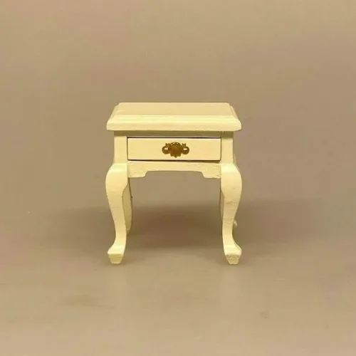 Miniature Lille Bord med Skuffe og Svungne Ben - Creme, sidebord, lille, lampebord, sengebord, barbord, fint, nissemøbler, nissedør, 1:12, møbler, bord, kommode, natbord, minimøbler, dukkehusting, dukkehustilbehør, dukkehusmøbler, indretning, nissehus, biti, ribe