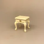 Miniature Lille Bord med Skuffe og Svungne Ben - Creme, sidebord, lille, lampebord, sengebord, barbord, fint, nissemøbler, nissedør, 1:12, møbler, bord, kommode, natbord, minimøbler, dukkehusting, dukkehustilbehør, dukkehusmøbler, indretning, nissehus, biti, ribe