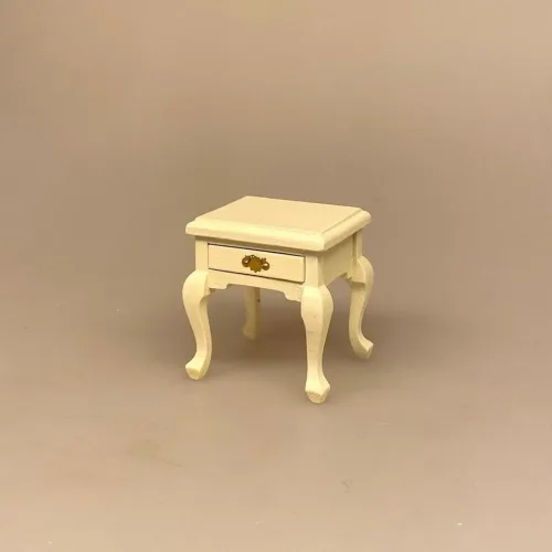 Miniature Lille Bord med Skuffe og Svungne Ben - Creme, sidebord, lille, lampebord, sengebord, barbord, fint, nissemøbler, nissedør, 1:12, møbler, bord, kommode, natbord, minimøbler, dukkehusting, dukkehustilbehør, dukkehusmøbler, indretning, nissehus, biti, ribe