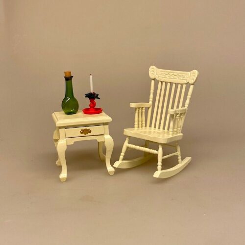 Miniature Lille Bord med Skuffe og Svungne Ben - Creme, sidebord, lille, lampebord, sengebord, barbord, fint, nissemøbler, nissedør, 1:12, møbler, bord, kommode, natbord, minimøbler, dukkehusting, dukkehustilbehør, dukkehusmøbler, indretning, nissehus, biti, ribe