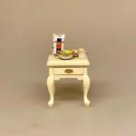 Miniature Lille Bord med Skuffe og Svungne Ben - Creme, sidebord, lille, lampebord, sengebord, barbord, fint, nissemøbler, nissedør, 1:12, møbler, bord, kommode, natbord, minimøbler, dukkehusting, dukkehustilbehør, dukkehusmøbler, indretning, nissehus, biti, ribe