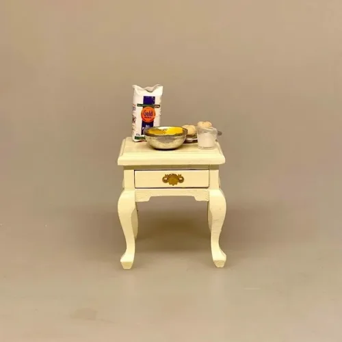 Miniature Lille Bord med Skuffe og Svungne Ben - Creme, sidebord, lille, lampebord, sengebord, barbord, fint, nissemøbler, nissedør, 1:12, møbler, bord, kommode, natbord, minimøbler, dukkehusting, dukkehustilbehør, dukkehusmøbler, indretning, nissehus, biti, ribe