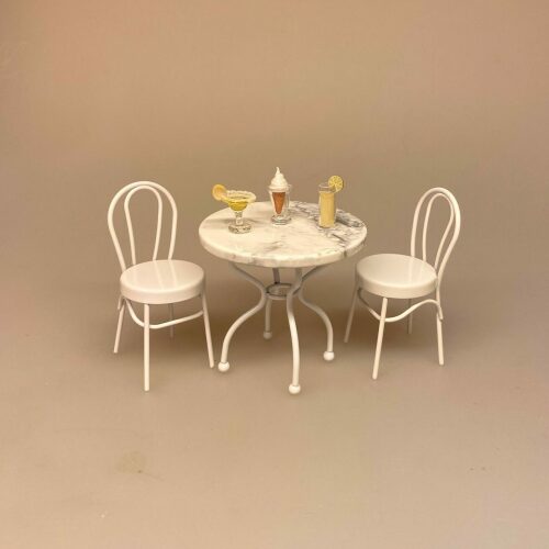 Miniature Metal Stol - Hvid, caféstol, konditori, dukkehus, dukkehusting, dukkemøbler, dukkehusmøbler, dukkestue, dukkehuse, ting til, miniaturer, skala 1/12, 1:12, biti, ribe, små ting, sætterkasse, symbolsk, sangskjuler,Miniature Cafébord med Marmorplade - Hvidt, alabast, marmor, cafébord, havebord, havemøbler, terrassemøbler, konditori, dukkehus, dukkehusting, dukkemøbler, dukkehusmøbler, dukkestue, dukkehuse, ting til, miniaturer, skala 1/12, 1:12, biti, ribe, små ting, sætterkasse, symbolsk, sangskjuler,, restaurant
