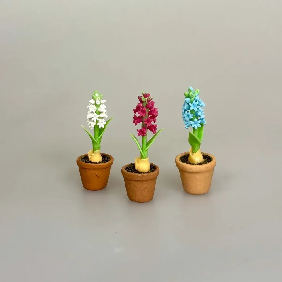 Miniature Potte med Hyacint Miniature Potte med Hyacint, hyacinter, forår, jul, juleblomst, mini, miniature, dukkehus, blomster, til, tilbehør, ting til, dukkehusblomster, dukkehusting, dukkehustilbehør, nisser, nissebo, nissehus, julestue, jul i, julepynt, 1:12, nissedør, birgitte frigast, biti,, ribe