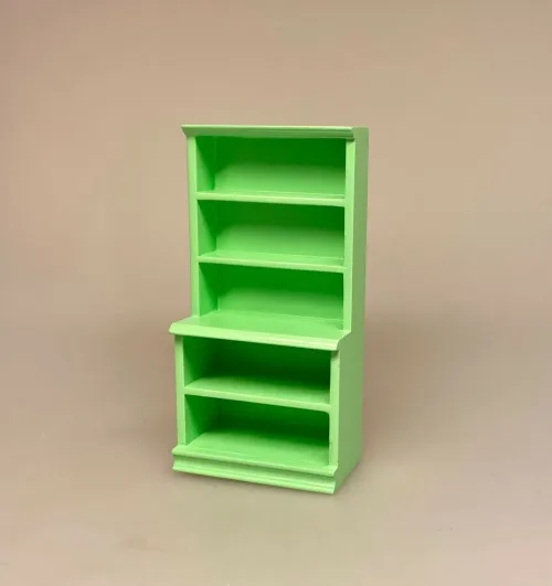 Miniature Reol Enkel - Lysegrøn, grøn, cafe, konditori, møbler, dukkemøbler, bogreol, bøger, læsehest, dukkehus, dukkehuset, tilbehør, ting til, dukkemøbler, bibliotek, bibliotikar, herreværelse, sangskjuler, personlig, sjov, gave, gaveide, symbolsk, whiskey, cognac, portvin, adel, herskab, efterløn, pension, livsnyder, biti, ribe,, butiksreol