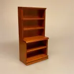 Miniature Reol Enkel - Nød, valnød, lysebrun, brun, brun, bogreol, bøger, læsehest, dukkehus, dukkehuset, tilbehør, ting til, dukkemøbler, bibliotek, bibliotikar, herreværelse, sangskjuler, personlig, sjov, gave, gaveide, symbolsk, whiskey, cognac, portvin, adel, herskab, efterløn, pension, livsnyder, biti, ribe,, butiksreol