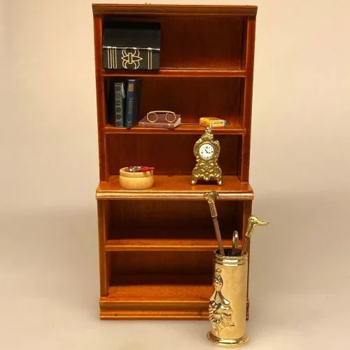 Miniature Reol Enkel - Nød, valnød, lysebrun, brun, brun, bogreol, bøger, læsehest, dukkehus, dukkehuset, tilbehør, ting til, dukkemøbler, bibliotek, bibliotikar, herreværelse, sangskjuler, personlig, sjov, gave, gaveide, symbolsk, whiskey, cognac, portvin, adel, herskab, efterløn, pension, livsnyder, biti, ribe,, butiksreol