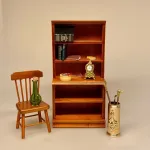 Miniature Reol Enkel - Nød, valnød, lysebrun, brun, brun, bogreol, bøger, læsehest, dukkehus, dukkehuset, tilbehør, ting til, dukkemøbler, bibliotek, bibliotikar, herreværelse, sangskjuler, personlig, sjov, gave, gaveide, symbolsk, whiskey, cognac, portvin, adel, herskab, efterløn, pension, livsnyder, biti, ribe,, butiksreol