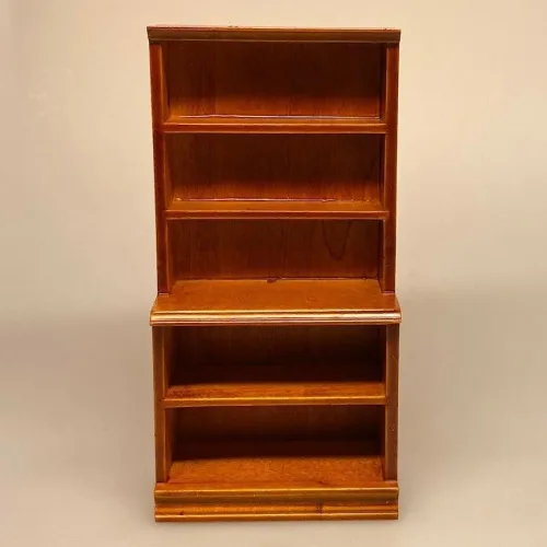 Miniature Reol Enkel - Nød, valnød, lysebrun, brun, brun, bogreol, bøger, læsehest, dukkehus, dukkehuset, tilbehør, ting til, dukkemøbler, bibliotek, bibliotikar, herreværelse, sangskjuler, personlig, sjov, gave, gaveide, symbolsk, whiskey, cognac, portvin, adel, herskab, efterløn, pension, livsnyder, biti, ribe,, butiksreol