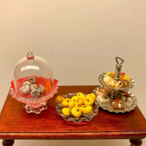 Miniature Romkugler - 6 stk. med Kokos, romkugle, trøfler, trøffel, studenterbrød, snøfler, bagværk, bagning, bager, konditor, den store bagedyst, 1:12, mini, mad, kager, dukkehus, dukkehusting, dukkehustilbehør, ting til, tilbehør, butik, miniaturer, nisser, nissehus, nissedør, nissebo, jul i, julen, sættekasse, sætterkasse, sangskjuler, symbolsk, cravings, laster, biti, ribe