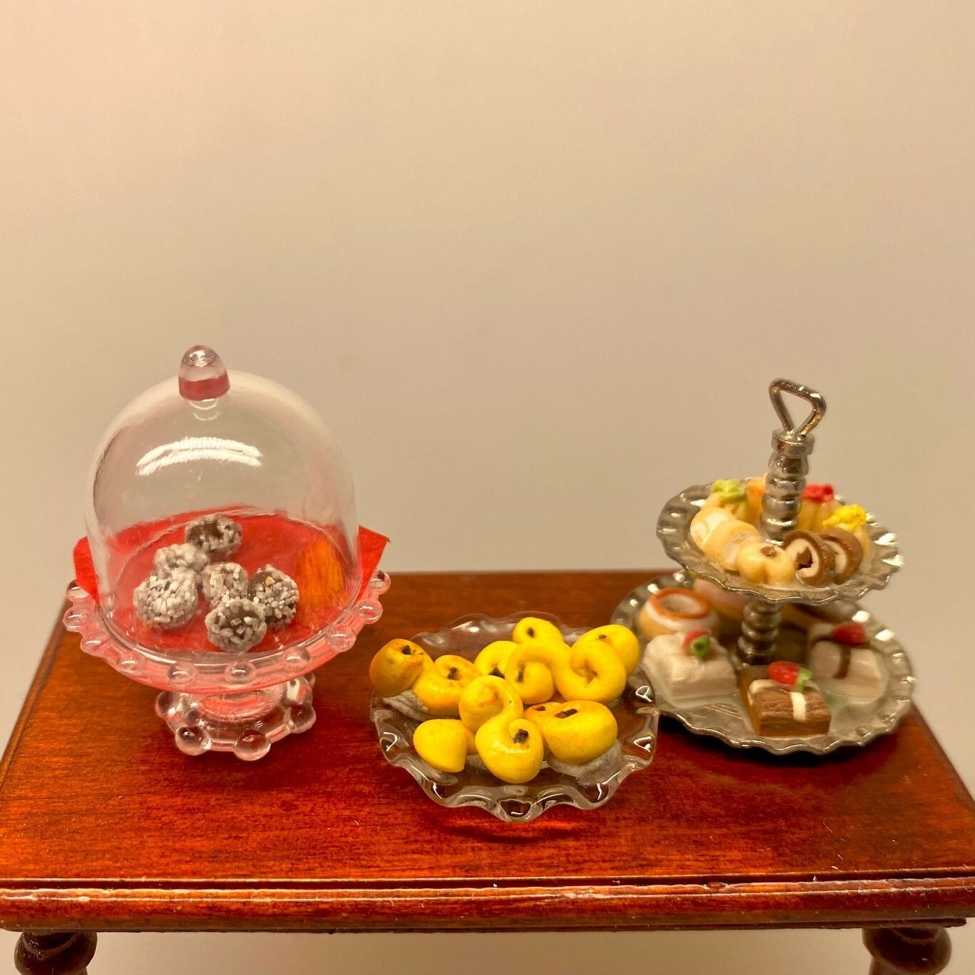 Miniature Romkugler - 6 stk. med Kokos, romkugle, trøfler, trøffel, studenterbrød, snøfler, bagværk, bagning, bager, konditor, den store bagedyst, 1:12, mini, mad, kager, dukkehus, dukkehusting, dukkehustilbehør, ting til, tilbehør, butik, miniaturer, nisser, nissehus, nissedør, nissebo, jul i, julen, sættekasse, sætterkasse, sangskjuler, symbolsk, cravings, laster, biti, ribe