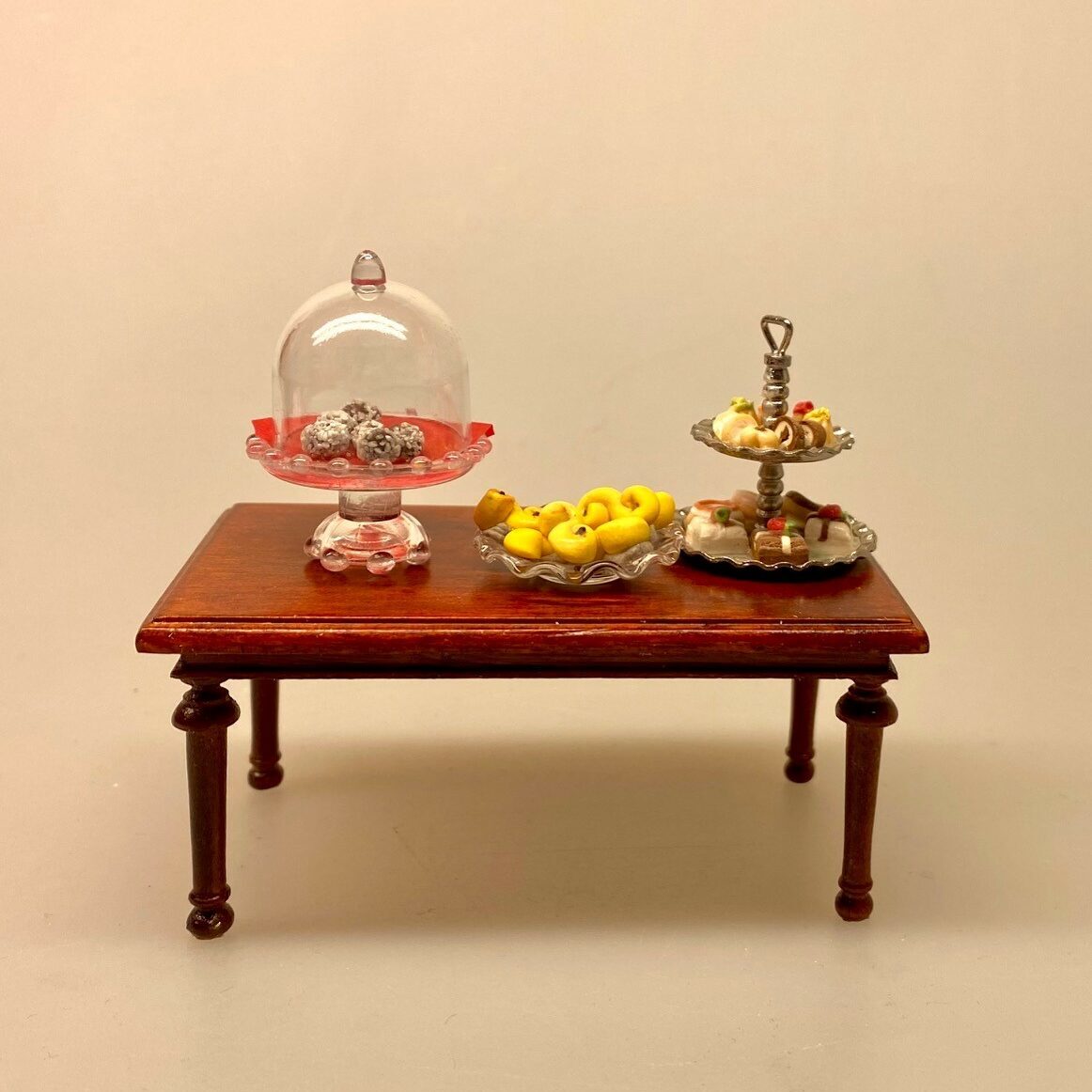 Miniature Romkugler - 6 stk. med Kokos, romkugle, trøfler, trøffel, studenterbrød, snøfler, bagværk, bagning, bager, konditor, den store bagedyst, 1:12, mini, mad, kager, dukkehus, dukkehusting, dukkehustilbehør, ting til, tilbehør, butik, miniaturer, nisser, nissehus, nissedør, nissebo, jul i, julen, sættekasse, sætterkasse, sangskjuler, symbolsk, cravings, laster, biti, ribe