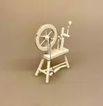Miniature Spinderok Hvid, uld, garn, spinde, garnspinderi, uldgarv, karte, forarbejde, behandle, uld, håndarbejde, nisser, nissebo, nissedør, nissetilbehør, ting til, tilbehør, dukkehus, 1:12, miniature, almue, nørkle, krea, biti, ribe