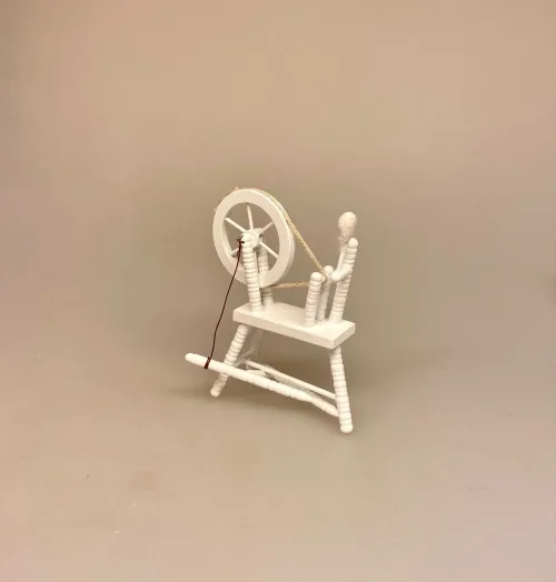 Miniature Spinderok Hvid, uld, garn, spinde, garnspinderi, uldgarv, karte, forarbejde, behandle, uld, håndarbejde, nisser, nissebo, nissedør, nissetilbehør, ting til, tilbehør, dukkehus, 1:12, miniature, almue, nørkle, krea, biti, ribe