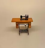 Miniature Symaskine på Stel, trædesymaskine, symaskine, syerske, diy, syning, systue, singer, symaskinebord, smedejern, 1:12, miniaturer, lille, mini, sjov, håndarbejde, håndgerning, håndarbejdslærer, biti, nisser, ting til, nissehus, nissedør, birgitte frigast, nissehus, dukkehus, dukkehusting, dukkehustilbehør, flot, kvalitet, jul, julekalender