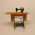 Miniature Symaskine på Stel, trædesymaskine, symaskine, syerske, diy, syning, systue, singer, symaskinebord, smedejern, 1:12, miniaturer, lille, mini, sjov, håndarbejde, håndgerning, håndarbejdslærer, biti, nisser, ting til, nissehus, nissedør, birgitte frigast, nissehus, dukkehus, dukkehusting, dukkehustilbehør, flot, kvalitet, jul, julekalender