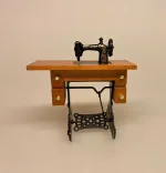 Miniature Symaskine på Stel, trædesymaskine, symaskine, syerske, diy, syning, systue, singer, symaskinebord, smedejern, 1:12, miniaturer, lille, mini, sjov, håndarbejde, håndgerning, håndarbejdslærer, biti, nisser, ting til, nissehus, nissedør, birgitte frigast, nissehus, dukkehus, dukkehusting, dukkehustilbehør, flot, kvalitet, jul, julekalender