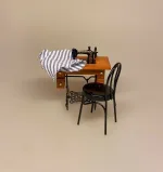 Miniature Symaskine på Stel, trædesymaskine, symaskine, syerske, diy, syning, systue, singer, symaskinebord, smedejern, 1:12, miniaturer, lille, mini, sjov, håndarbejde, håndgerning, håndarbejdslærer, biti, nisser, ting til, nissehus, nissedør, birgitte frigast, nissehus, dukkehus, dukkehusting, dukkehustilbehør, flot, kvalitet, jul, julekalender