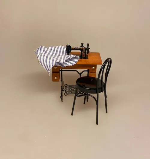 Miniature Symaskine på Stel, trædesymaskine, symaskine, syerske, diy, syning, systue, singer, symaskinebord, smedejern, 1:12, miniaturer, lille, mini, sjov, håndarbejde, håndgerning, håndarbejdslærer, biti, nisser, ting til, nissehus, nissedør, birgitte frigast, nissehus, dukkehus, dukkehusting, dukkehustilbehør, flot, kvalitet, jul, julekalender