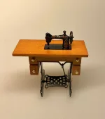 Miniature Symaskine på Stel, trædesymaskine, symaskine, syerske, diy, syning, systue, singer, symaskinebord, smedejern, 1:12, miniaturer, lille, mini, sjov, håndarbejde, håndgerning, håndarbejdslærer, biti, nisser, ting til, nissehus, nissedør, birgitte frigast, nissehus, dukkehus, dukkehusting, dukkehustilbehør, flot, kvalitet, jul, julekalender