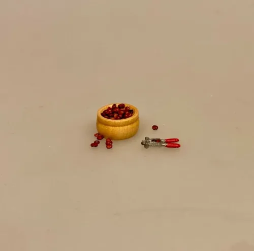 Miniature Træskål med Nødder og Nøddeknækker, nødder, jul, juleknas, julegodter, julen, nisser, nissetilbehør, jul i, dukkehuset, julekalender, for børn, nissedør, nissehus, nissebo, dukkehuting, dukkehustilbehør, mad, slik, olden, guf, 1:12, miniature, sættekasse, sætterkasse, sangskjuler, symbolsk, elsker, tilbehør,