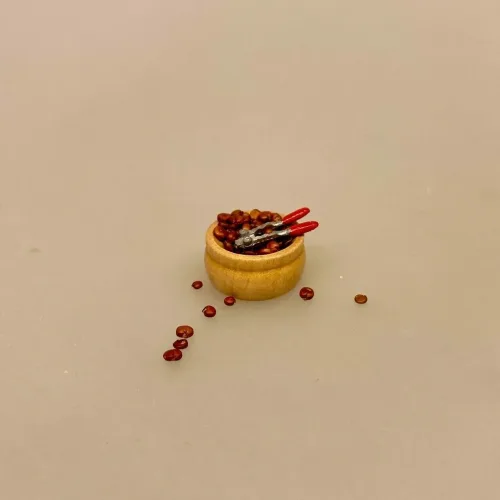 Miniature Træskål med Nødder og Nøddeknækker, nødder, jul, juleknas, julegodter, julen, nisser, nissetilbehør, jul i, dukkehuset, julekalender, for børn, nissedør, nissehus, nissebo, dukkehuting, dukkehustilbehør, mad, slik, olden, guf, 1:12, miniature, sættekasse, sætterkasse, sangskjuler, symbolsk, elsker, tilbehør,