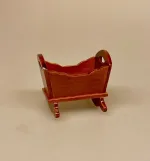 Miniature Vugge Nød, trævugge, baby, babyseng, babyting, symbolsk, gave, barnedåb, dåbsgave, børneseng, dukkehus, dukkemøbler, møbler, til, ting, dukkehus, dukkehusinteriør, dukkehusting, nisseting, nissetilbehør, nissedør, nissehus, tilbehør, miniaturer, 1:12, biti, ribe