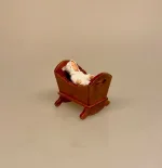 Miniature Vugge Nød, trævugge, baby, babyseng, babyting, symbolsk, gave, barnedåb, dåbsgave, børneseng, dukkehus, dukkemøbler, møbler, til, ting, dukkehus, dukkehusinteriør, dukkehusting, nisseting, nissetilbehør, nissedør, nissehus, tilbehør, miniaturer, 1:12, biti, ribe