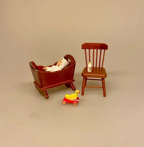 Miniature Vugge Nød, trævugge, baby, babyseng, babyting, symbolsk, gave, barnedåb, dåbsgave, børneseng, dukkehus, dukkemøbler, møbler, til, ting, dukkehus, dukkehusinteriør, dukkehusting, nisseting, nissetilbehør, nissedør, nissehus, tilbehør, miniaturer, 1:12, biti, ribe